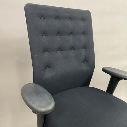 Vitra ID Trim Bürostuhl schwarz mit chrom Fußkreuz und verstellbaren Armlehnen