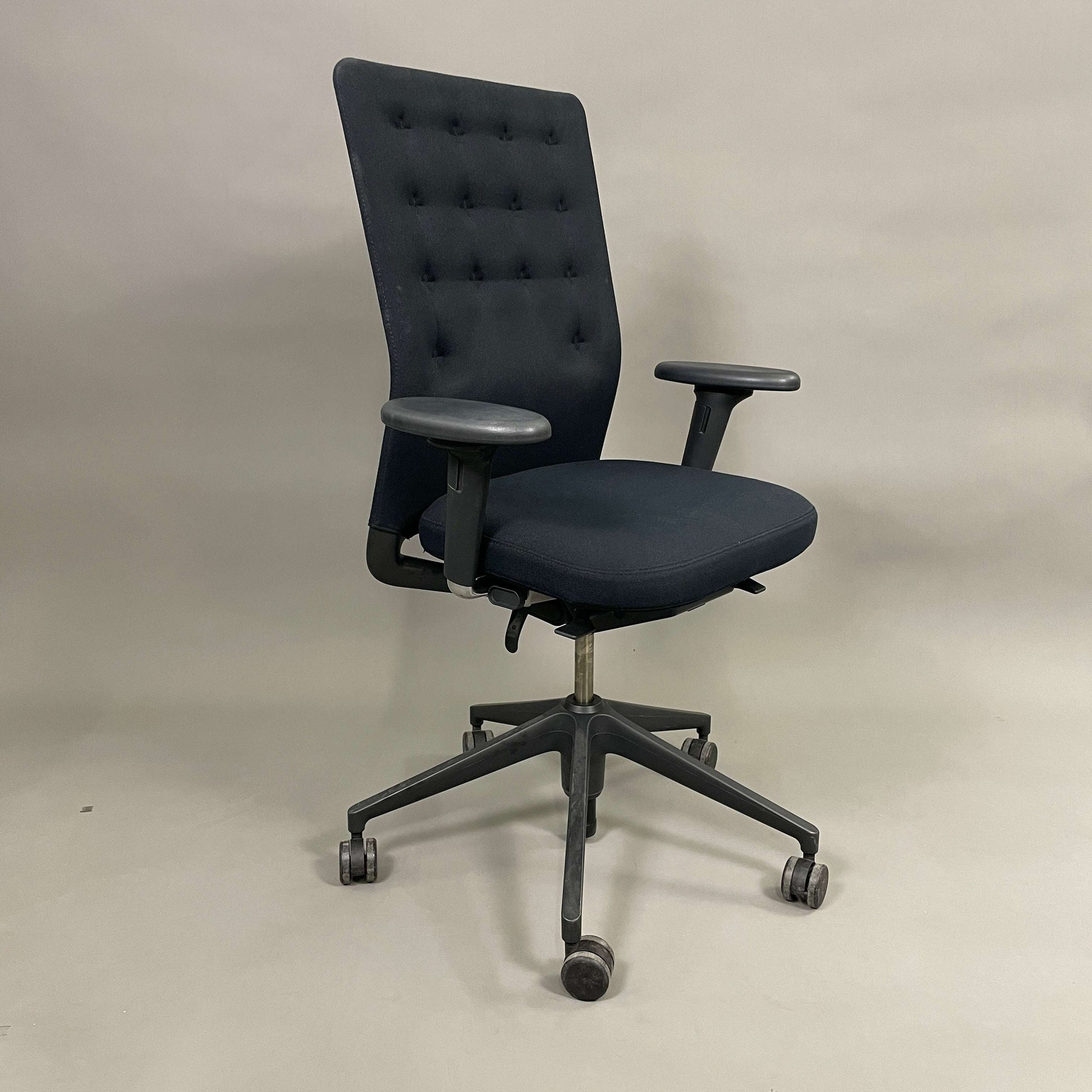 Vitra ID Trim Bürostuhl schwarz mit chrom Fußkreuz, höhenverstellbar, verstellbare Sitzneigung und Armlehnenhöhe