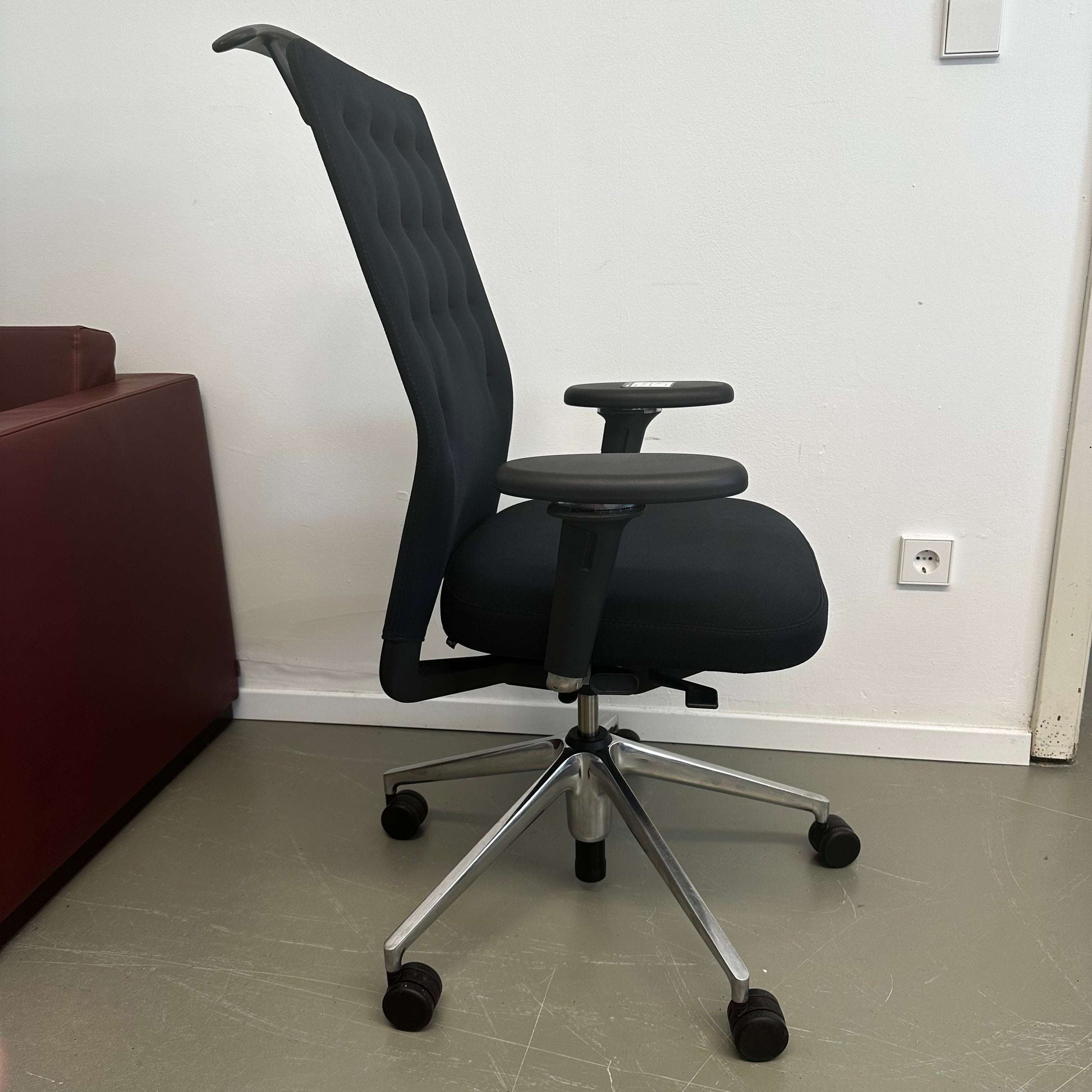 Vitra ID Trim ergonomic black office chair with adjustable armrests and lumbar support