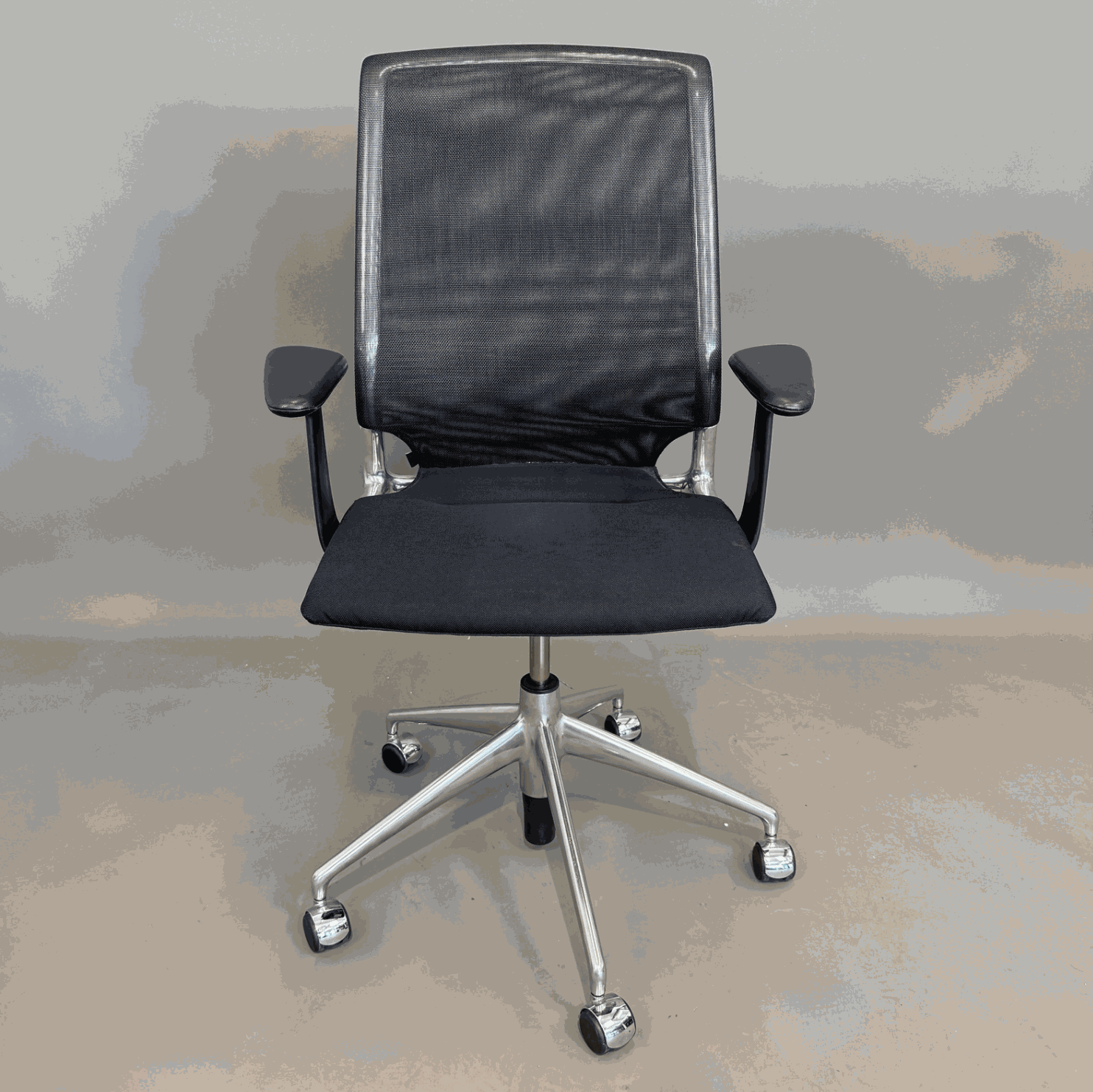Vitra Meda Chair schwarzer Netzrücken und Stoffsitz mit verstellbarer Sitzhöhe und arretierbarer Rückenlehne