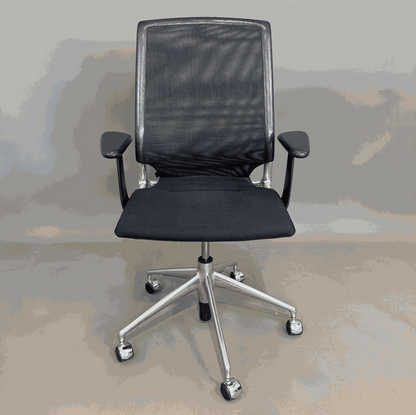 Vitra Meda Chair schwarzer Netzrücken und Stoffsitz mit verstellbarer Sitzhöhe und arretierbarer Rückenlehne