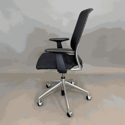 Vitra Meda Chair schwarzer Stoffsitz und Netzrückenlehne, höhenverstellbarer Bürostuhl mit Armlehnen und Rollen