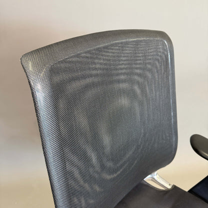 Vitra Meda Chair mit schwarzer Netzrückenlehne und stufenlos verstellbarer Sitzhöhe