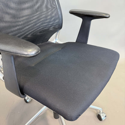 Vitra Meda Chair in Schwarz mit Netzrückenlehne und verstellbarer Sitzhöhe