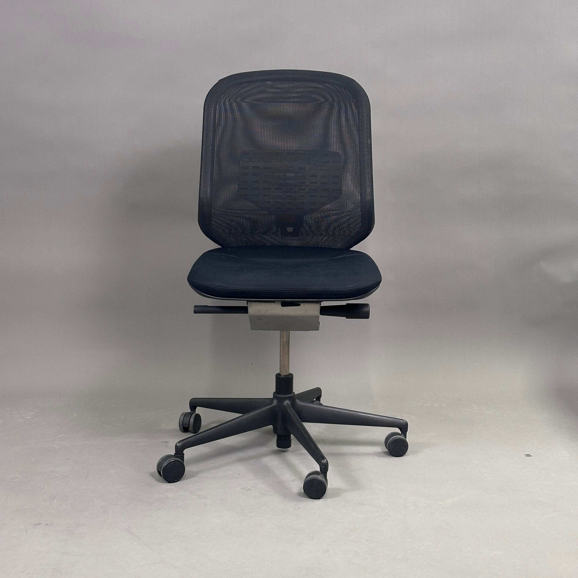 Vitra Meda Pro schwarzer Bürostuhl ohne Armlehnen mit Netzrückenlehne und Sitzhöhenverstellung