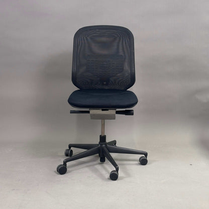 Vitra Meda Pro schwarzer Bürostuhl ohne Armlehnen mit Netzrückenlehne und Sitzhöhenverstellung