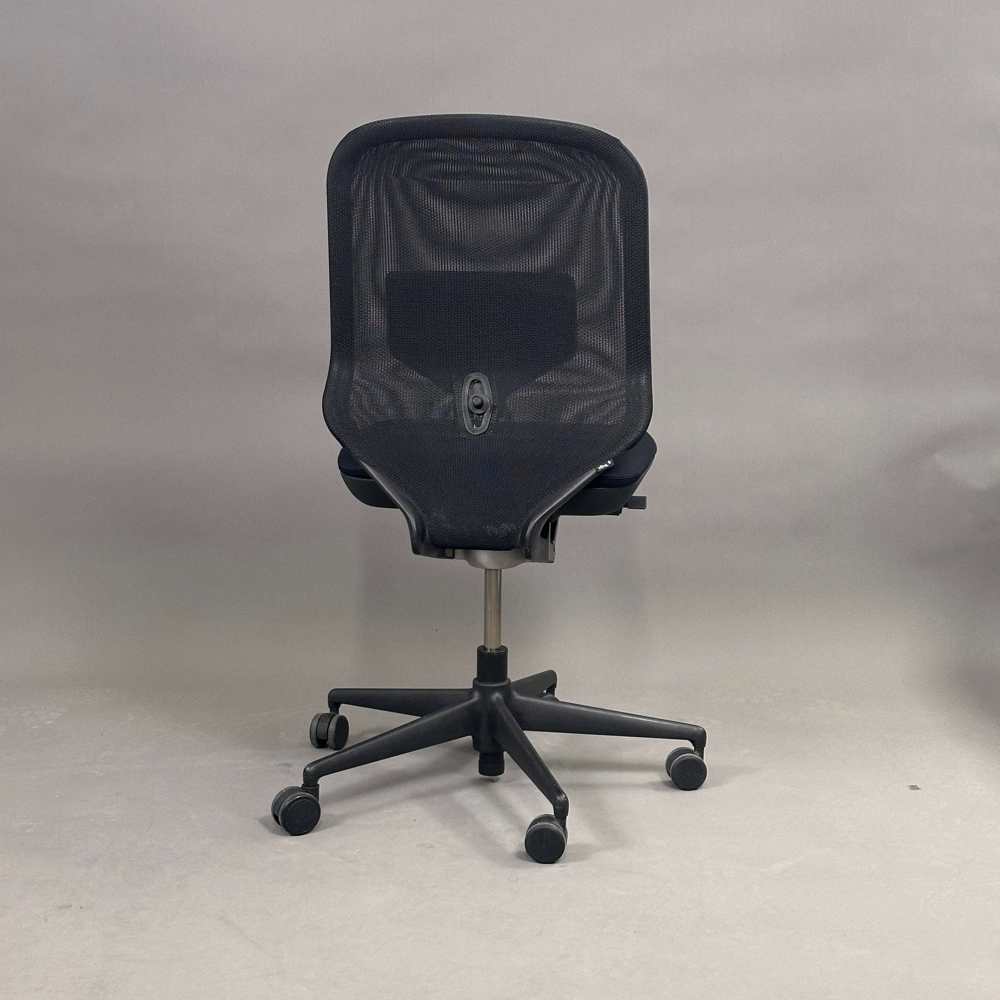 Schwarzer Vitra Meda Pro Bürostuhl ohne Armlehnen mit Netzrückenlehne und Lordosenstütze, höhenverstellbar