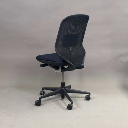 Vitra Meda Pro Bürostuhl ohne Armlehnen mit atmungsaktiver Netzrückenlehne und ergonomischer Lordosenstütze in Schwarz