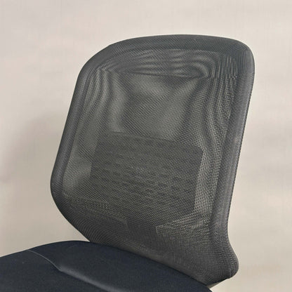 Vitra Meda Pro ergonomischer Bürostuhl ohne Armlehnen in Schwarz mit atmungsaktiver Netzrückenlehne und Lordosenstütze