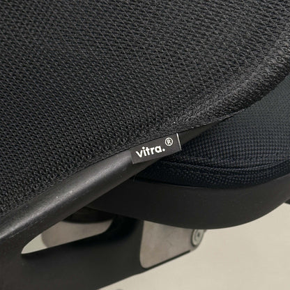 Schwarzer Vitra Meda Pro Bürostuhl ohne Armlehnen mit atmungsaktiver Netzrückenlehne und ergonomischer Lordosenstütze