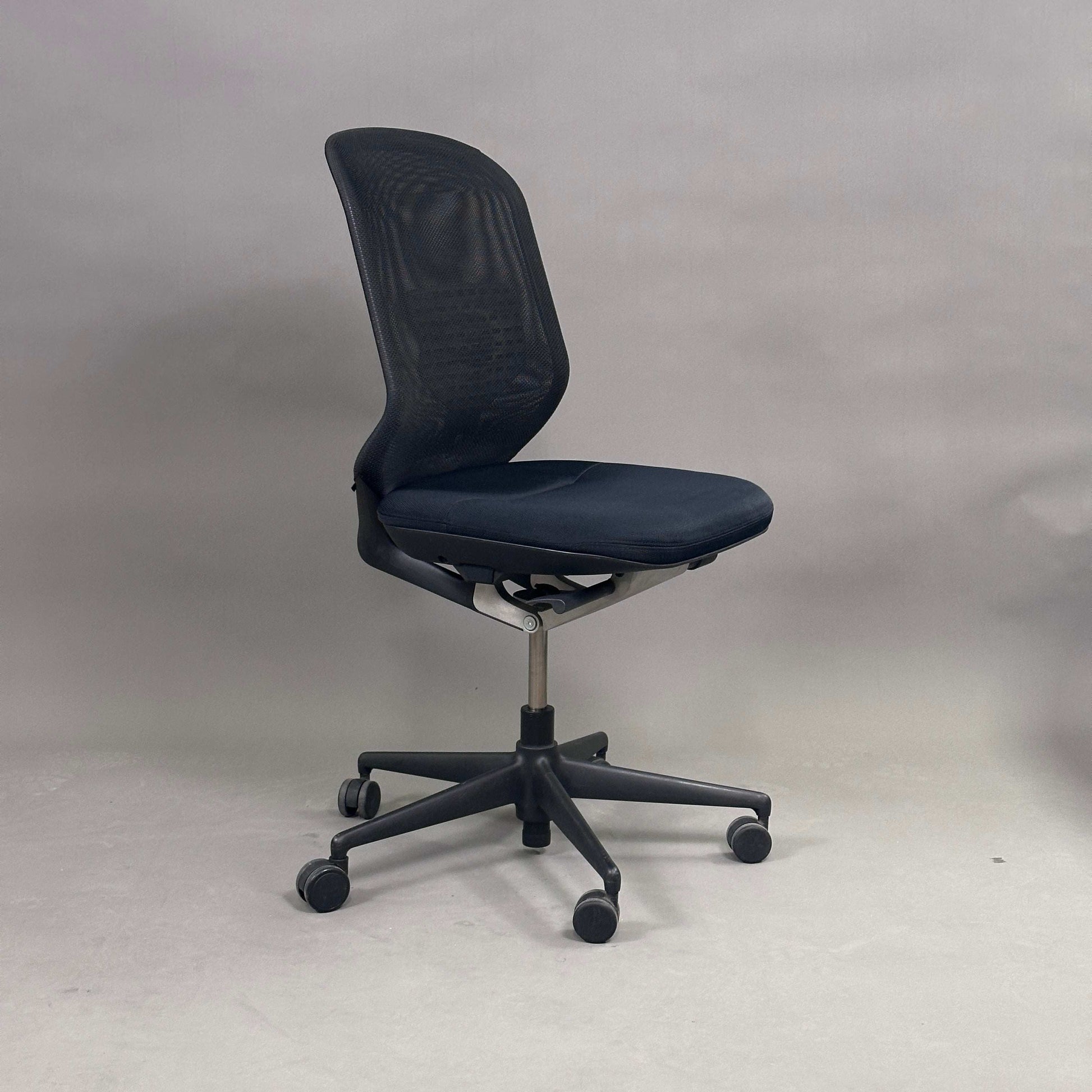 Schwarzer Vitra Meda Pro Bürostuhl ohne Armlehnen mit Netzrückenlehne auf Rollen