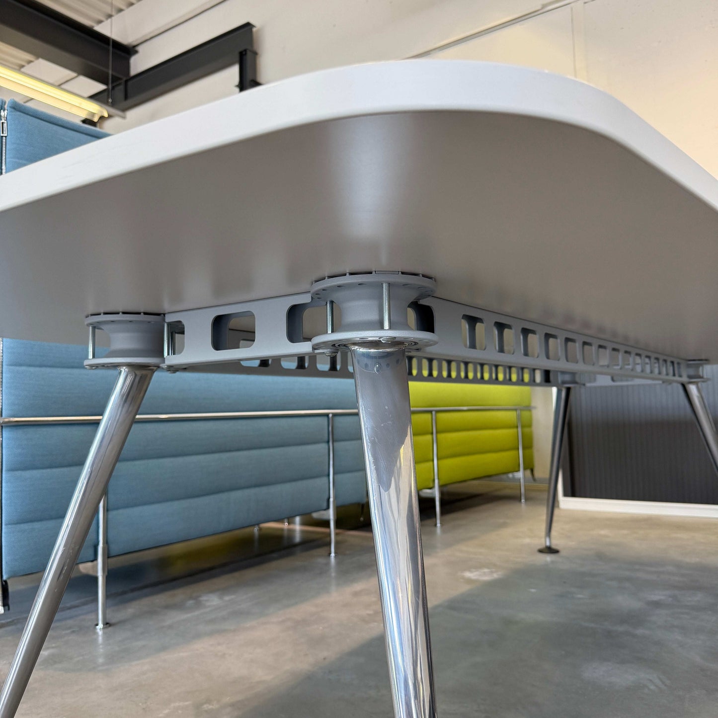 Vitra Medamorph Konferenztisch 260x120cm mit weißer Kunstharzoberfläche und chromglänzenden Beinen in modernem Büro