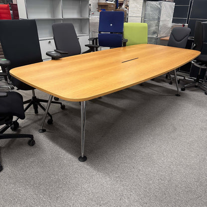 Vitra Medamorph Konferenztisch aus hellem Eichenholz 260x120 cm mit Softclose Klappe und integrierter Elektrifizierung in Büroumgebung