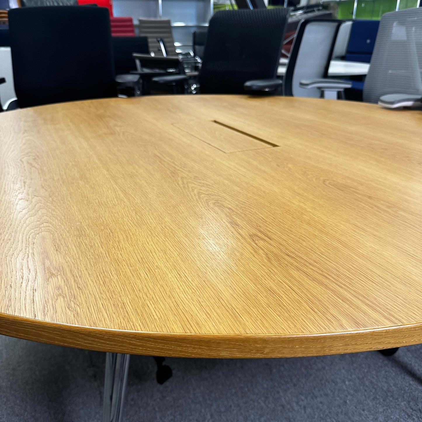 Vitra Medamorph runder Konferenztisch 160cm aus Nussbaum mit Kabelklappe