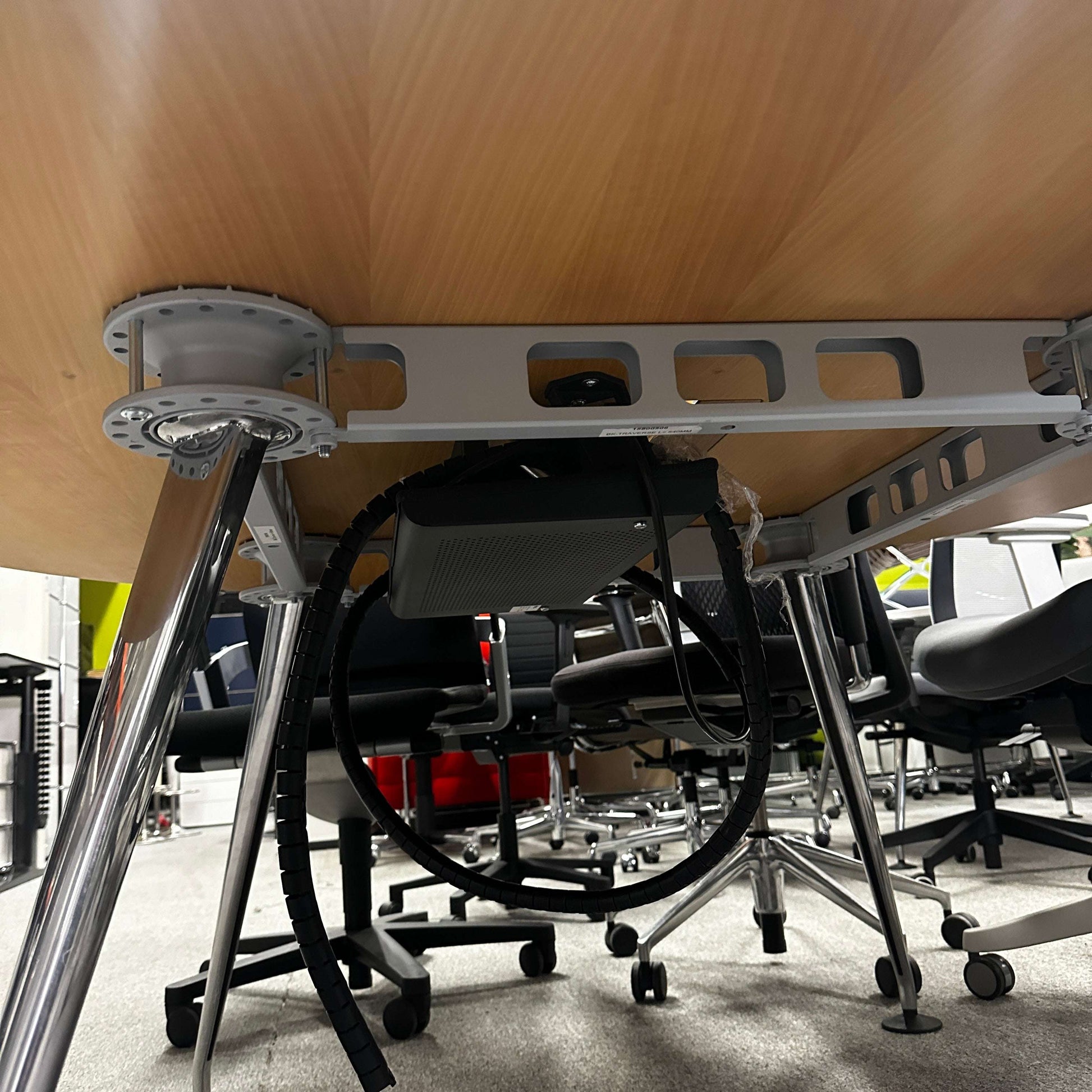 Vitra Medamorph Konferenztisch rund 160cm Nussbaum mit Kabelklappe und Metallbeinen