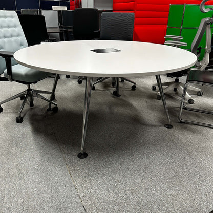 Vitra Medamorph rund 160cm weißer runder Konferenztisch mit Kabelklappe und Metallbeinen