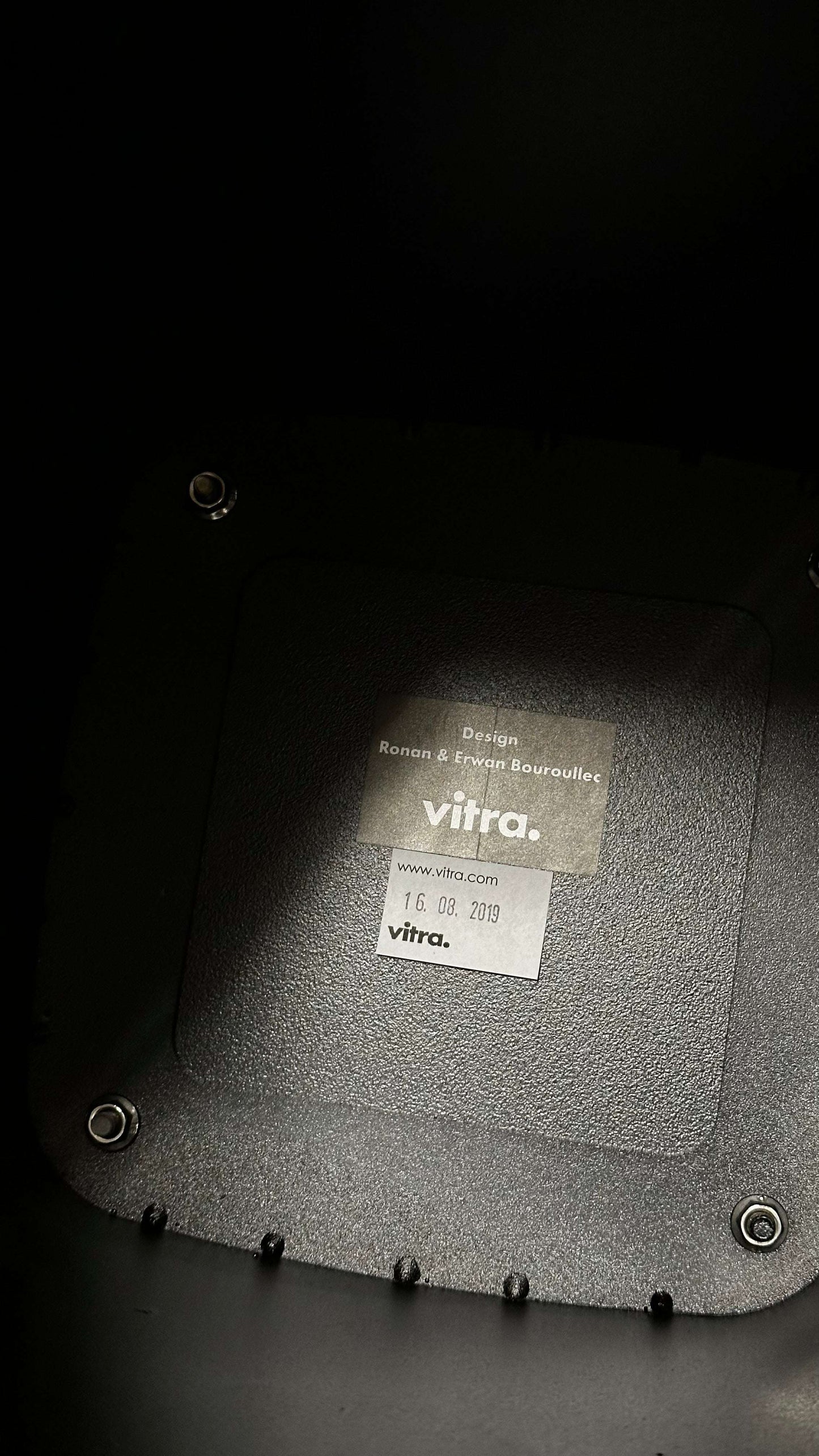 Vitra Metal Side Table Größe L in matt black metal, indoor and outdoor use, modern and durable design