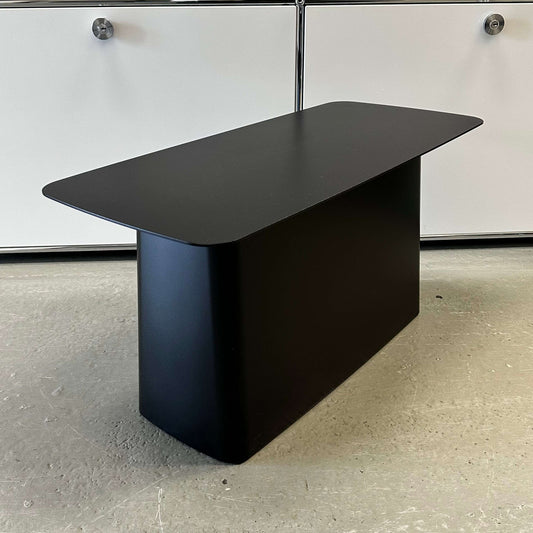Vitra Metal Side Table Größe L in matte black metal, indoor and outdoor use, modern minimalist design