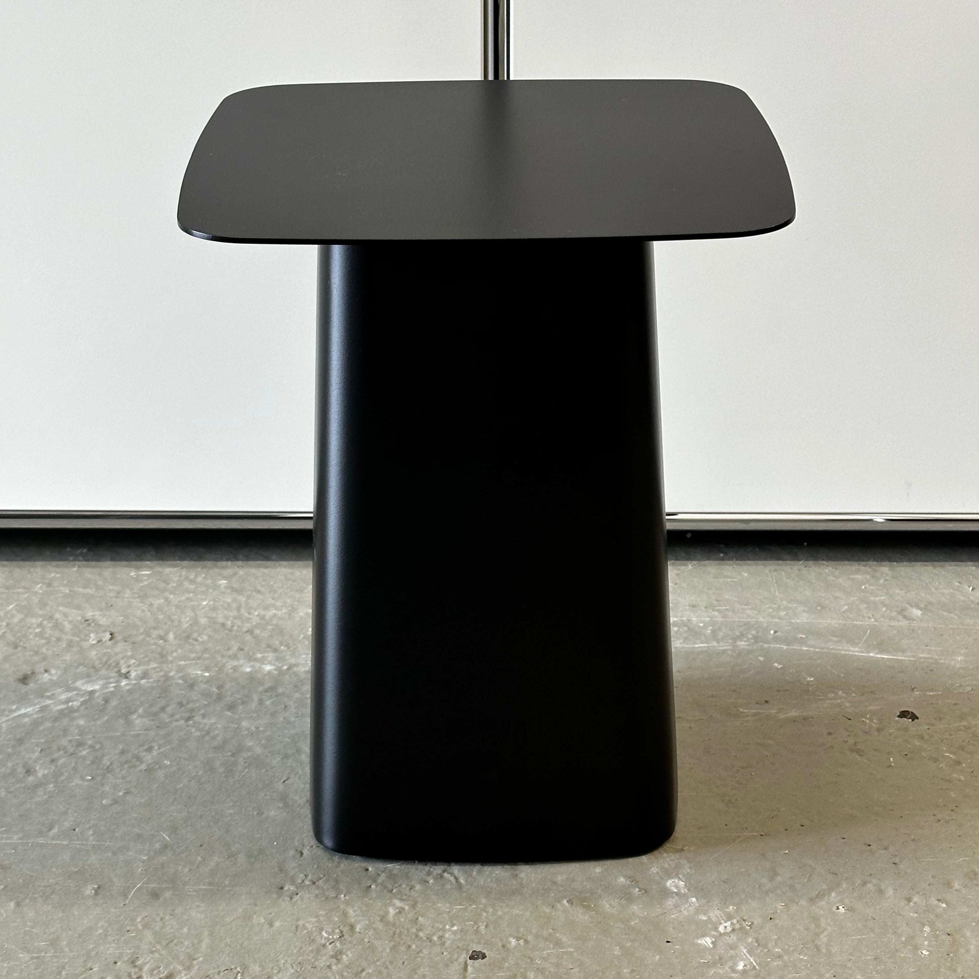 Black Vitra Metal Side Table Größe S made of metal with a matte finish, suitable for indoor and outdoor use