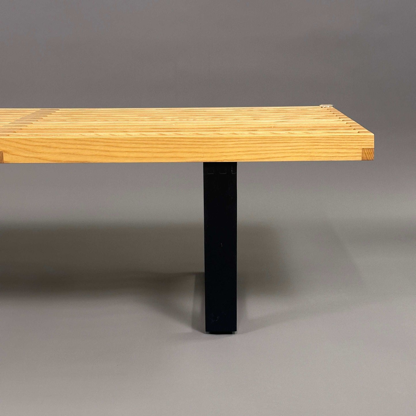 Vitra Nelson Bench aus braunem Eschenholz mit schwarzem Metallbein, modernes Design, Maße 183 x 37 x 47 cm, sehr guter Zustand