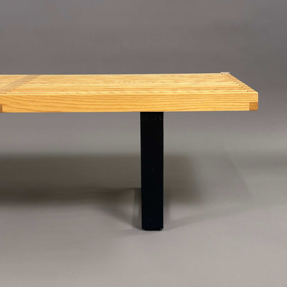Vitra Nelson Bench aus braunem Eschenholz mit schwarzem Metallbein, modernes Design, Maße 183 x 37 x 47 cm, sehr guter Zustand