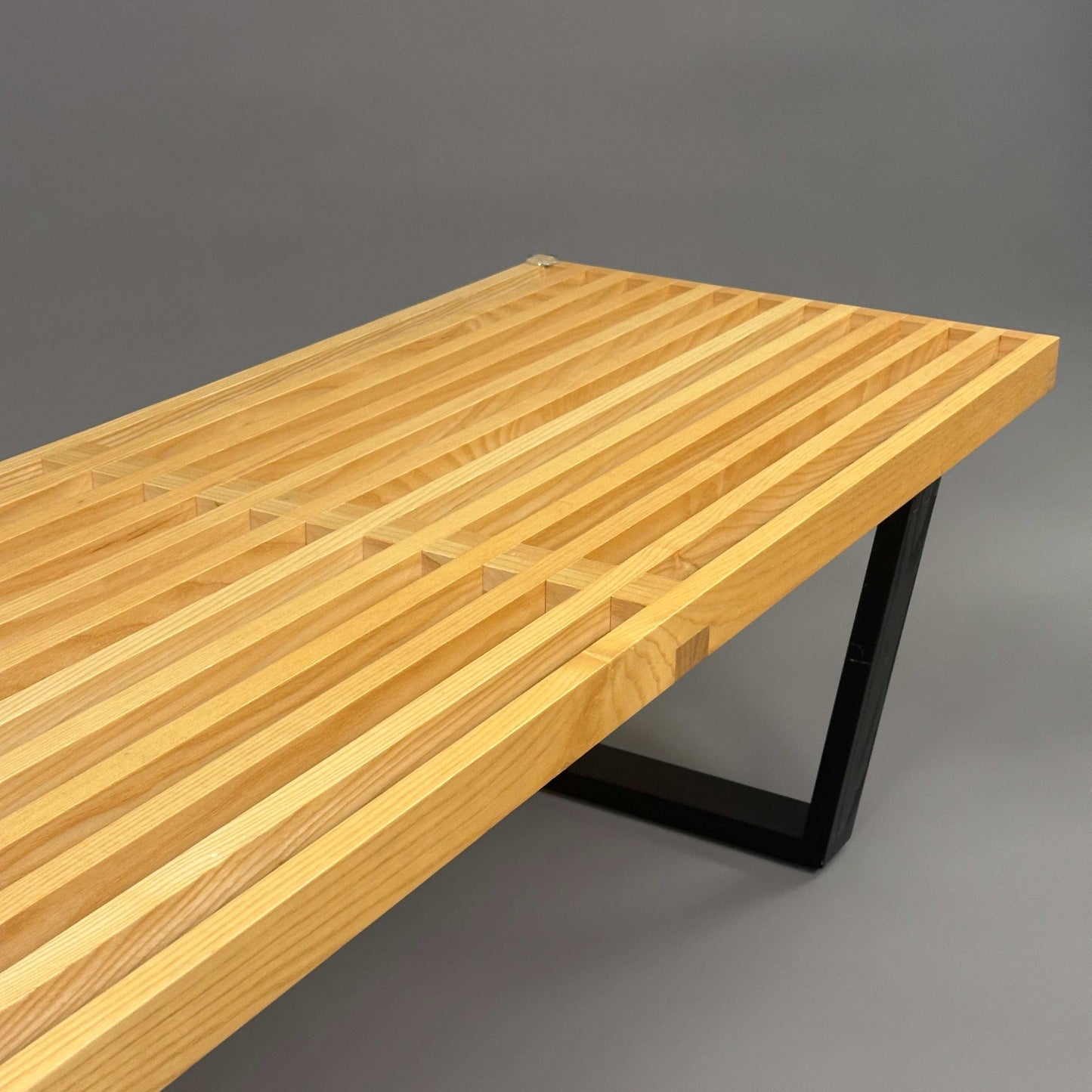 Vitra Nelson Bench Bank aus braunem Eschenholz mit schwarzem Metallgestell, modernes Design, Maße 183x37x47 cm