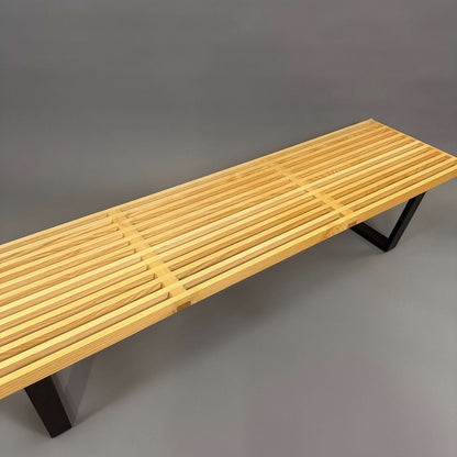 Vitra Nelson Bench aus braunem Eschenholz mit schlanker Lattenkonstruktion und schwarzem Metallgestell