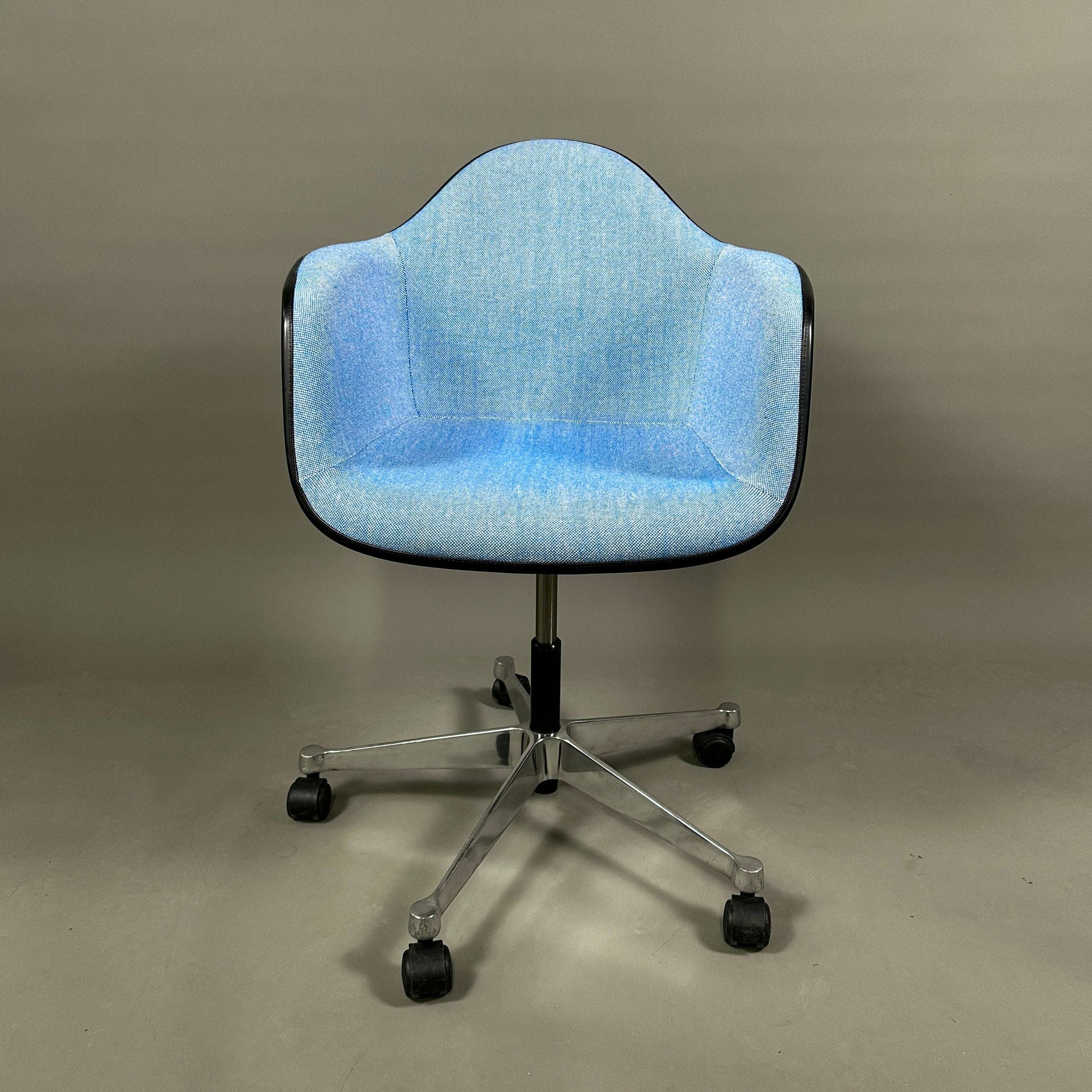 Vitra PACC Plastic Arm Chair weiß mit blauem Hopsak Stoffbezug und Rollen