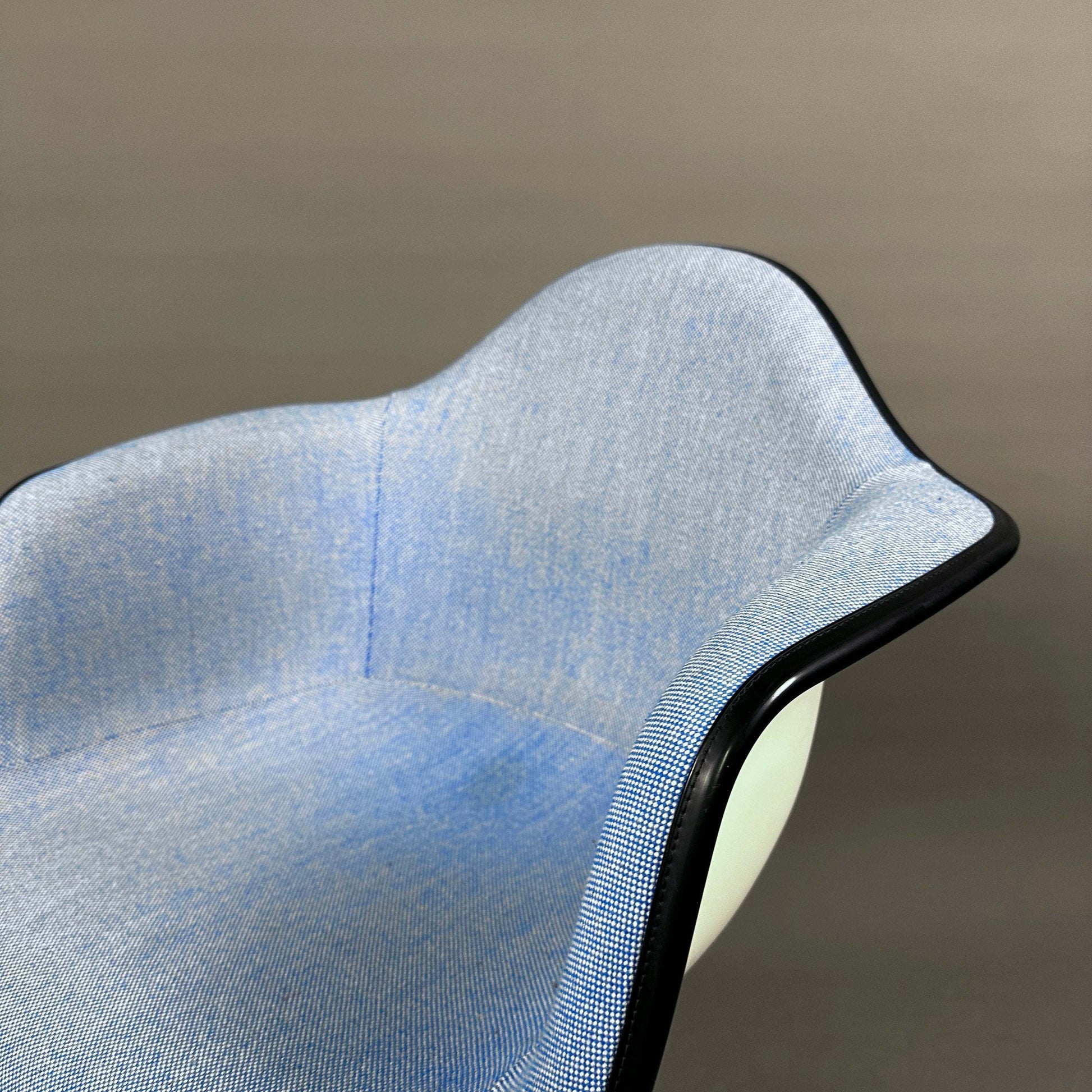 Vitra PACC Plastic Arm Chair mit weißer Sitzschale und blauem Hopsak Stoffbezug