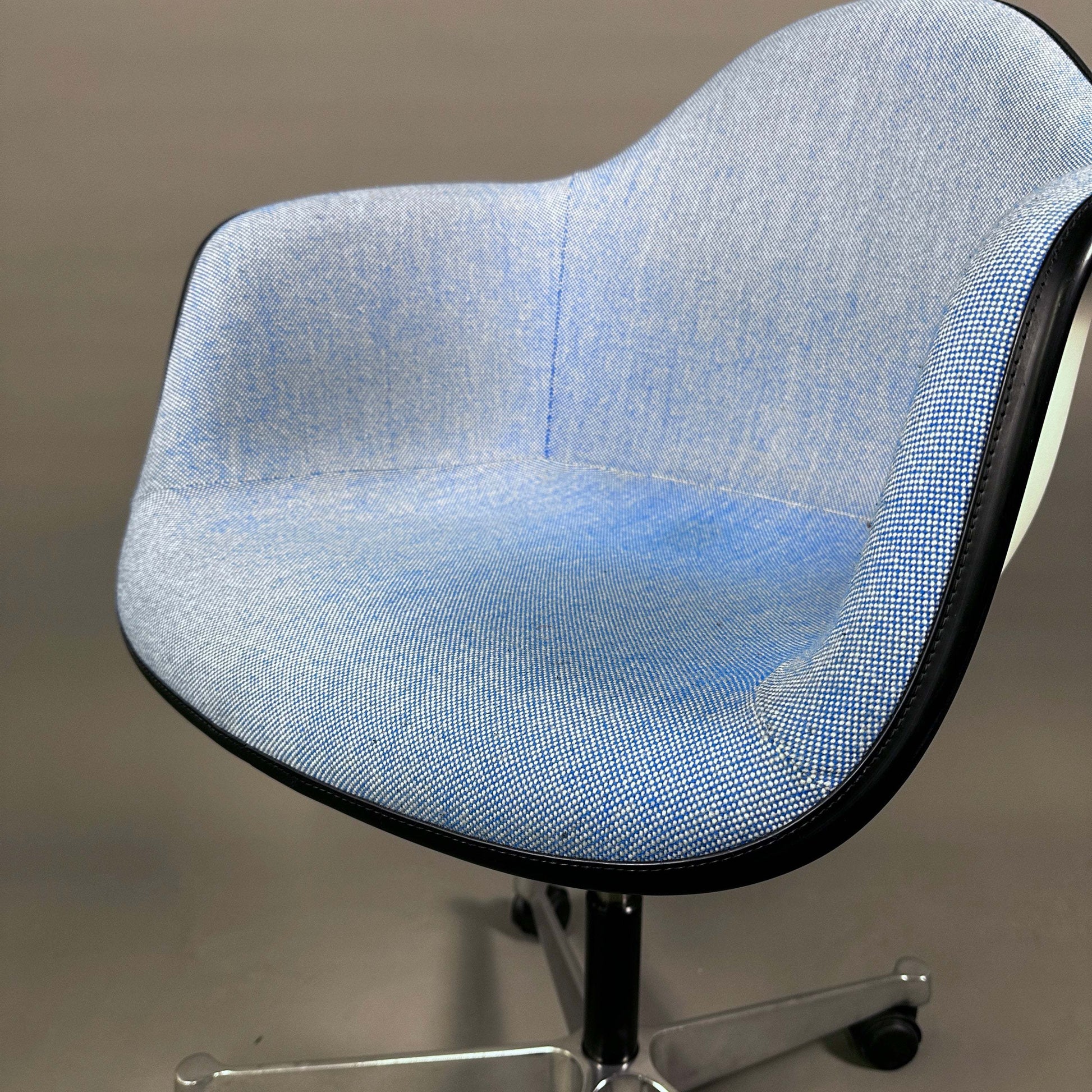 Vitra PACC Plastic Arm Chair mit blauem Hopsak Stoffbezug und weißer Sitzschale auf schwarzem Rahmen
