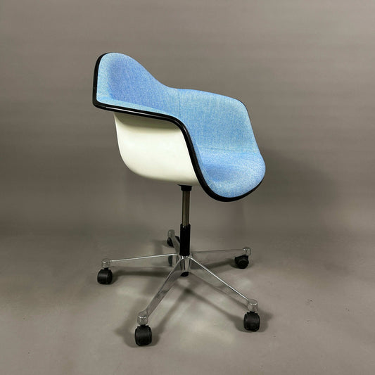 Vitra PACC Plastic Arm Chair mit weißer Sitzschale und blauem Hopsak Stoffbezug auf Rollenstuhlgestell