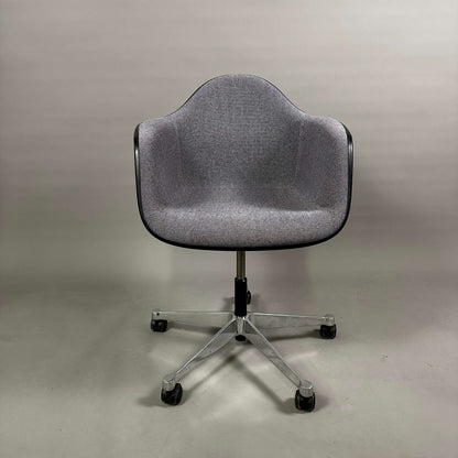 Vitra PACC Plastic Arm Chair grau mit Hopsak Stoffbezug und weißer Sitzschale auf Rollen