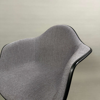 Vitra PACC Plastic Arm Chair mit grauem Hopsak Stoffbezug und weißer Sitzschale