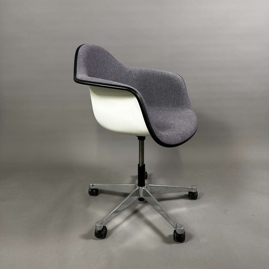 Vitra PACC Plastic Arm Chair grauer Hopsak-Stoffbezug, weiße Sitzschale und Metallgestell mit Rollen