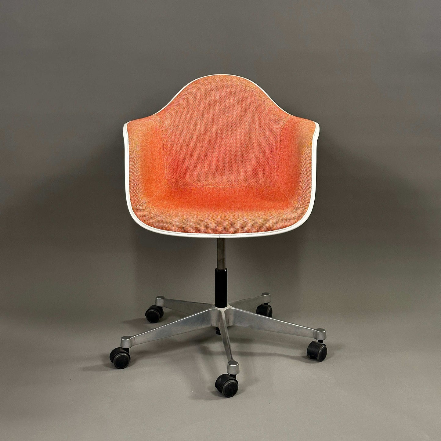 Vitra PACC Plastic Arm Chair mit roter Sitzschale und rot-weißem Hopsak Stoffbezug auf Rollen