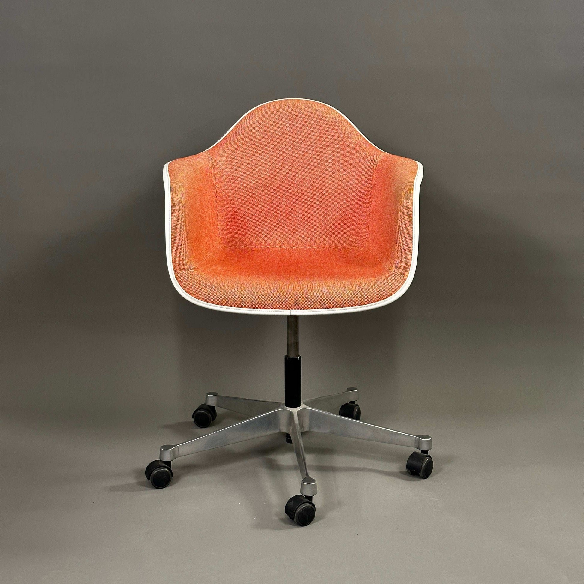 Vitra PACC Plastic Arm Chair mit roter Sitzschale und rot-weißem Hopsak Stoffbezug auf Rollen