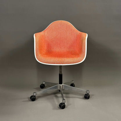 Vitra PACC Plastic Arm Chair mit roter Sitzschale und rot-weißem Hopsak Stoffbezug auf Rollen