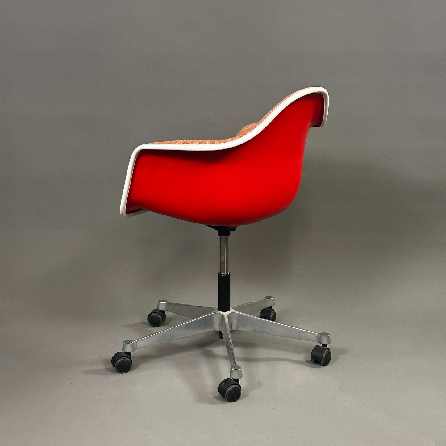 Vitra PACC Kunststoffarmstuhl rot mit rotem und weißem Hopsak-Stoffbezug und Rollenfuß