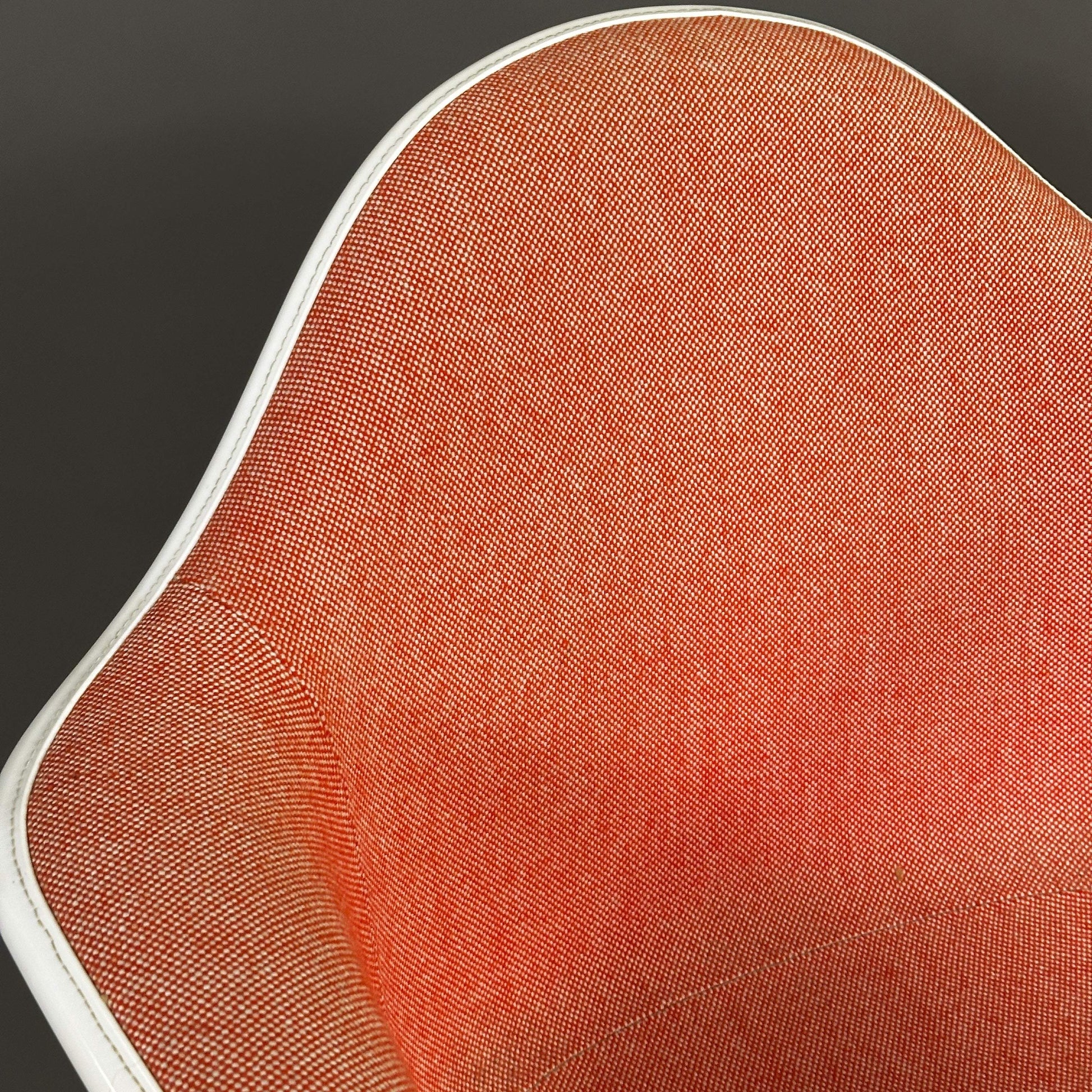 Vitra PACC Plastik Armlehnstuhl mit roter Sitzschale und rot-weißem Hopsak Stoffbezug