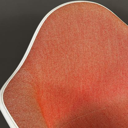 Vitra PACC Plastik Armlehnstuhl mit roter Sitzschale und rot-weißem Hopsak Stoffbezug