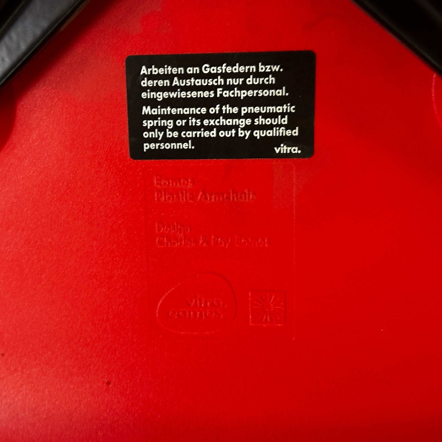 Vitra PACC Plastic Arm Chair rote Sitzschale mit rot-weißem Hopsak Stoffbezug