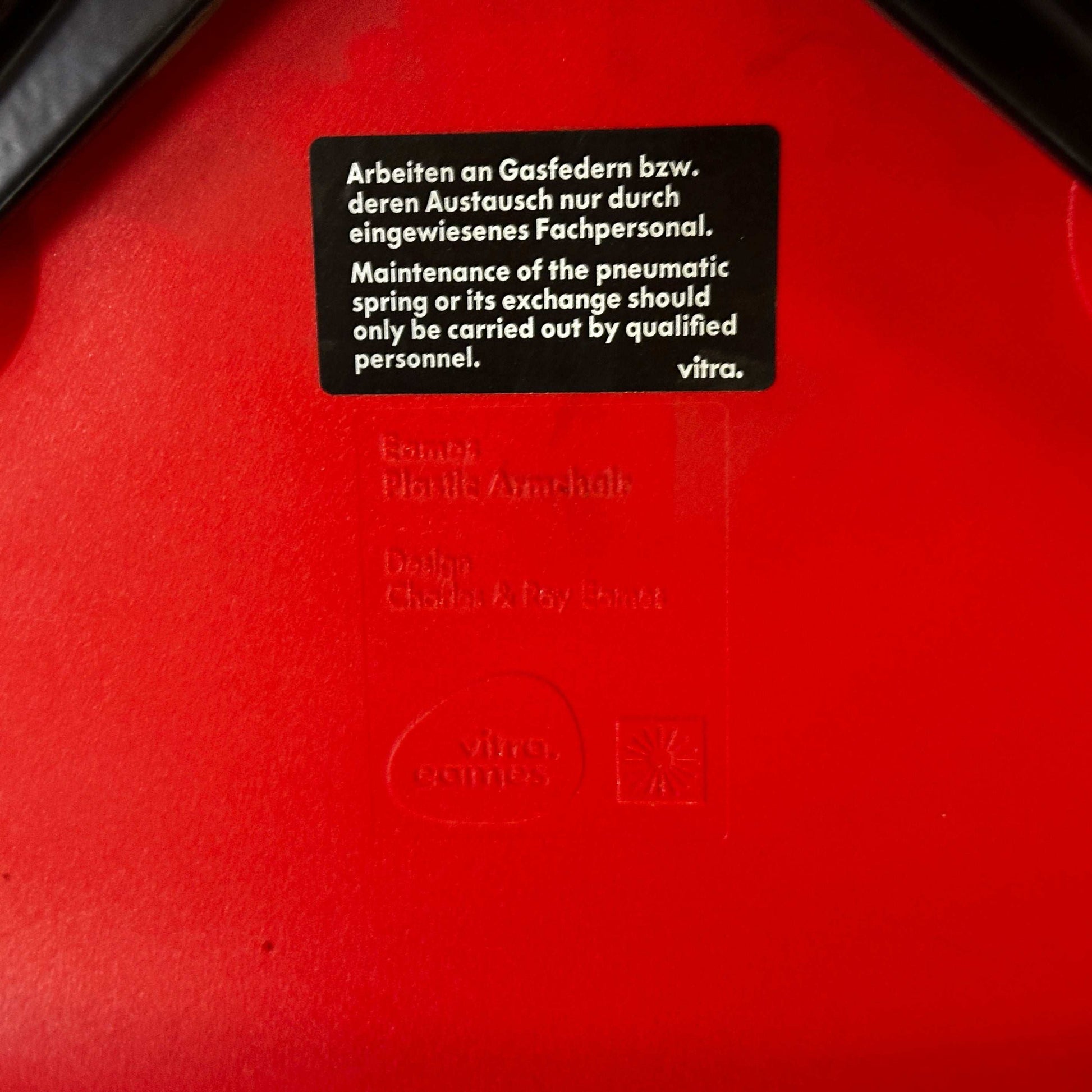 Vitra PACC Plastic Arm Chair rote Sitzschale mit rot-weißem Hopsak Stoffbezug