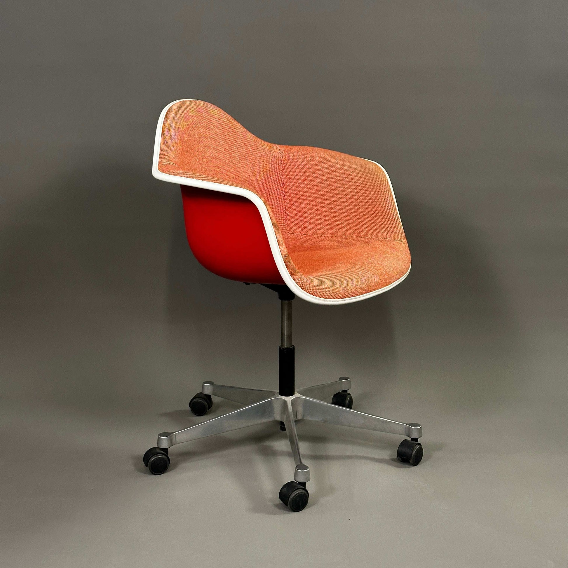 Vitra PACC Plastik Drehstuhl rot mit rot-weißem Hopsak Stoffbezug und metallischem Fußgestell auf Rollen