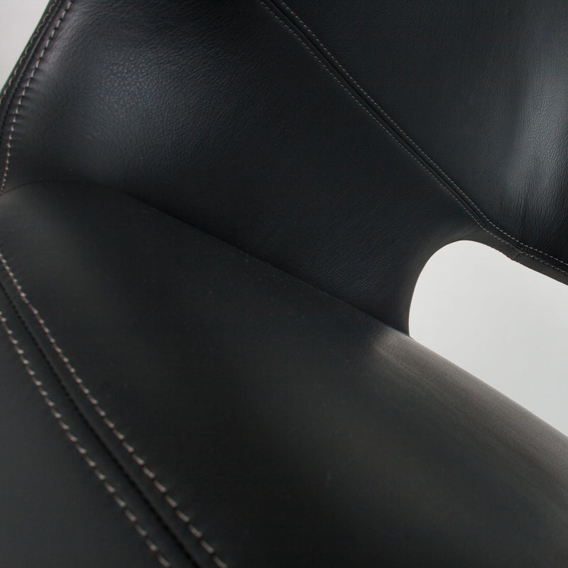 Vitra Petit Repos Sessel in umbragrauem Premiumleder mit hellen Nähten und poliertem Aluminiumgestell.