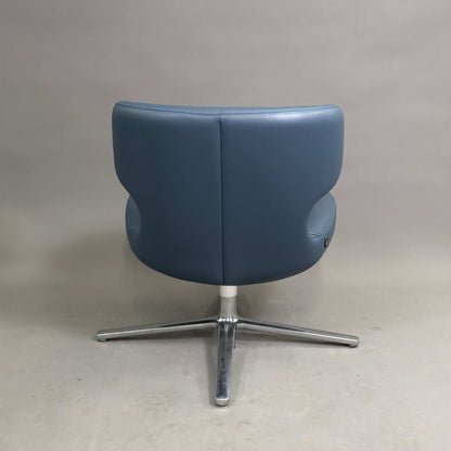 Vitra Petit Repos Loungesessel aus blauem Premiumleder mit verchromtem Stahlgestell von hinten