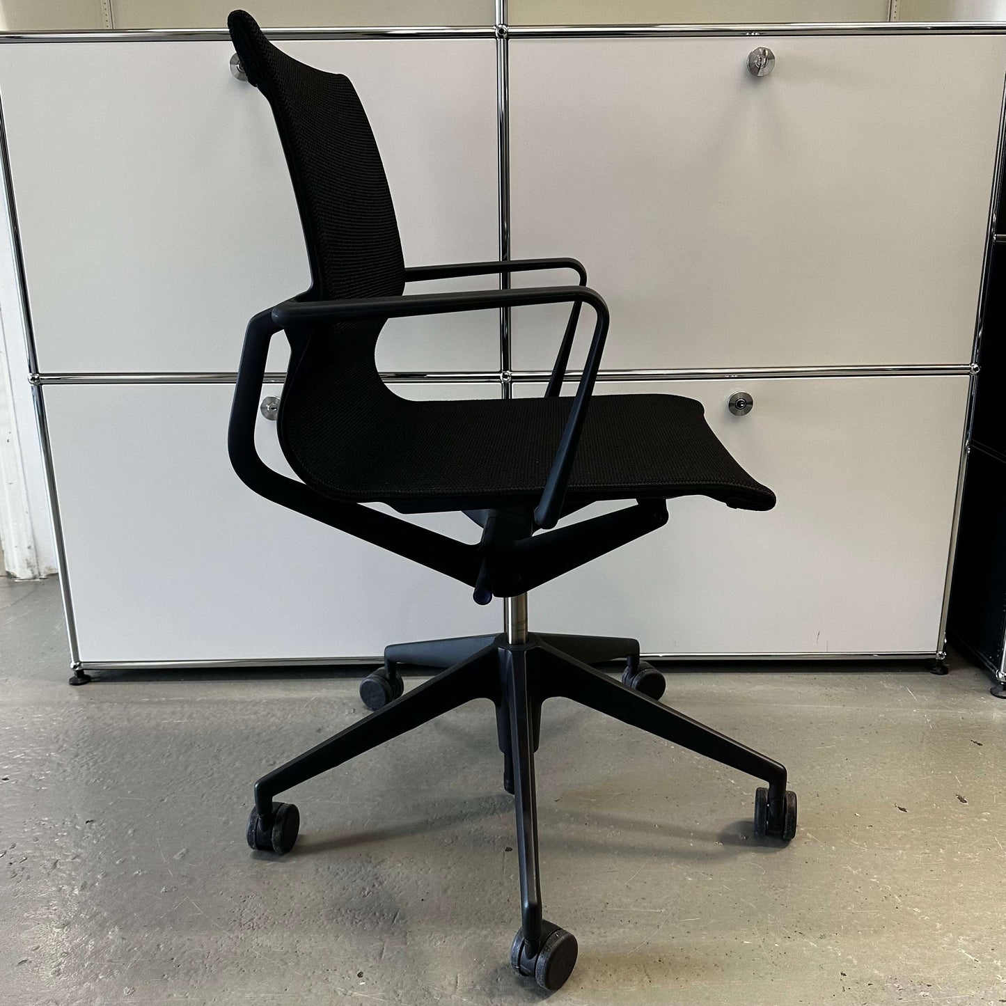 Vitra Physix Bürostuhl ergonomic black office chair with adjustable armrests and wheels