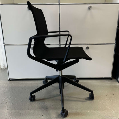 Vitra Physix Bürostuhl ergonomic black office chair with adjustable armrests and wheels