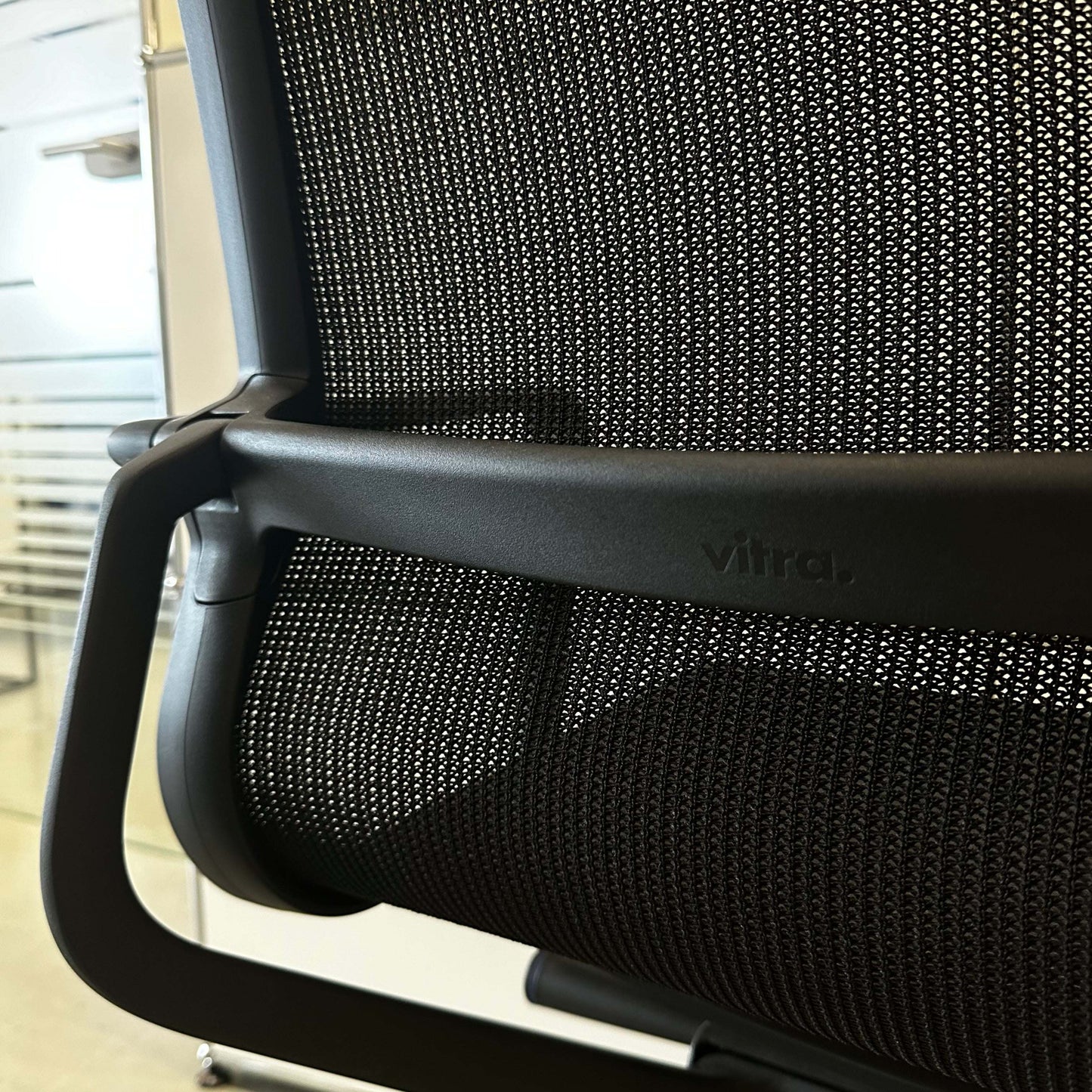 Close-up of the black mesh backrest and ergonomic frame of the Vitra Physix Bürostuhl office chair