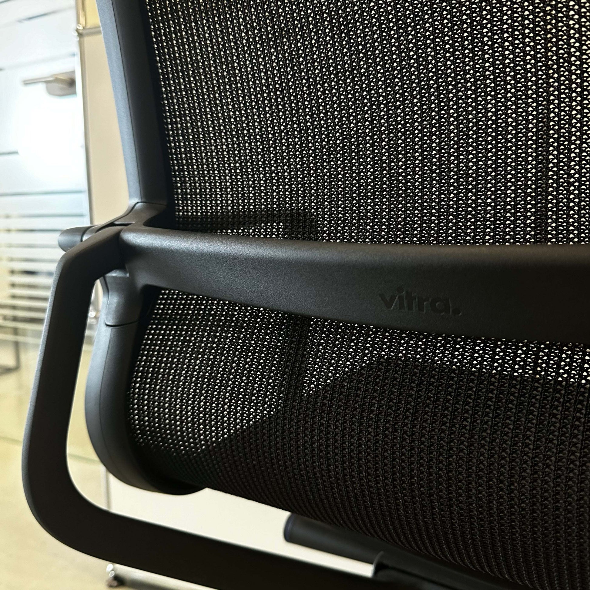 Close-up of the black mesh backrest and ergonomic frame of the Vitra Physix Bürostuhl office chair