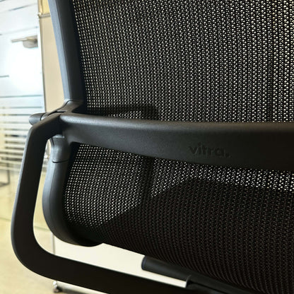 Close-up of the black mesh backrest and ergonomic frame of the Vitra Physix Bürostuhl office chair